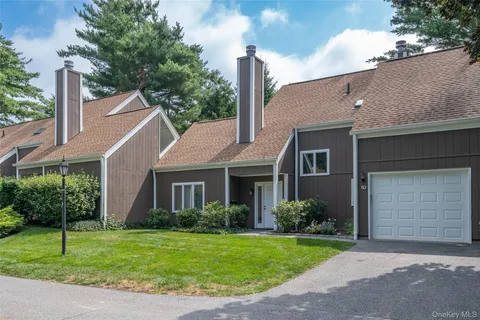 $669,000 | 10 Grove Mews, Chappaqua, NY 10514
