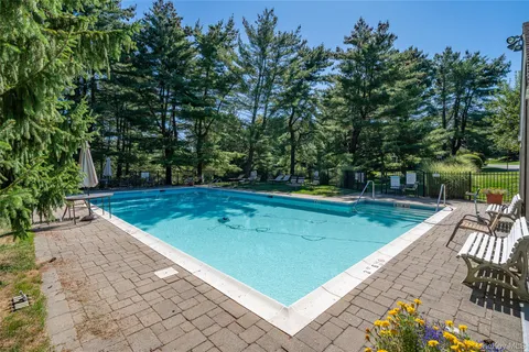 $669,000 | 10 Grove Mews, Chappaqua, NY 10514