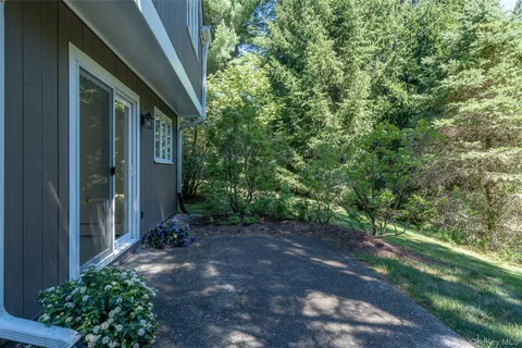 $669,000 | 10 Grove Mews, Chappaqua, NY 10514