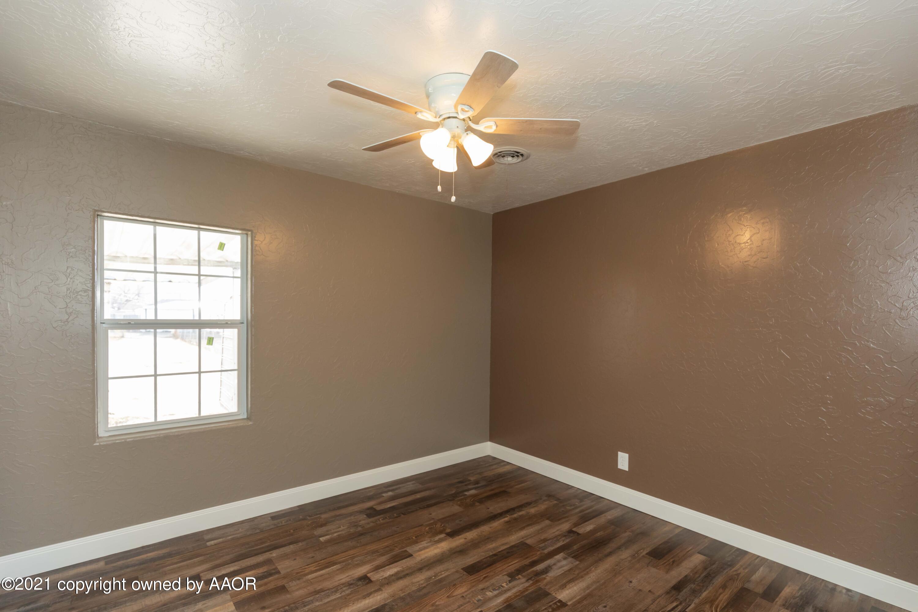 2810 Ridgemere Boulevard Amarillo, TX 79107 - Photo 22 of 27 BEDROOM 3 VIEW 1