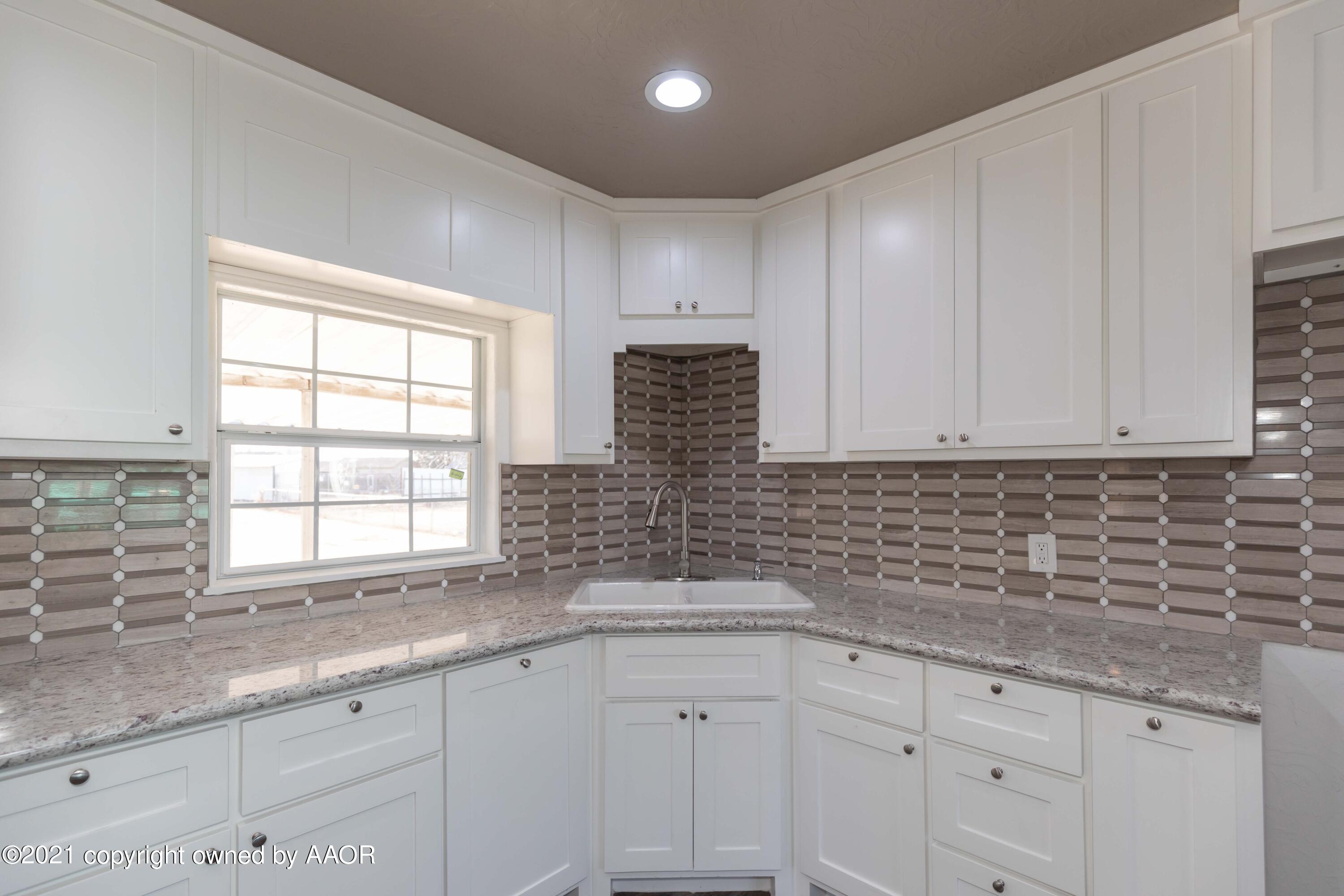 2810 Ridgemere Boulevard Amarillo, TX 79107 - Photo 9 of 27 KITCHEN VIEW 2