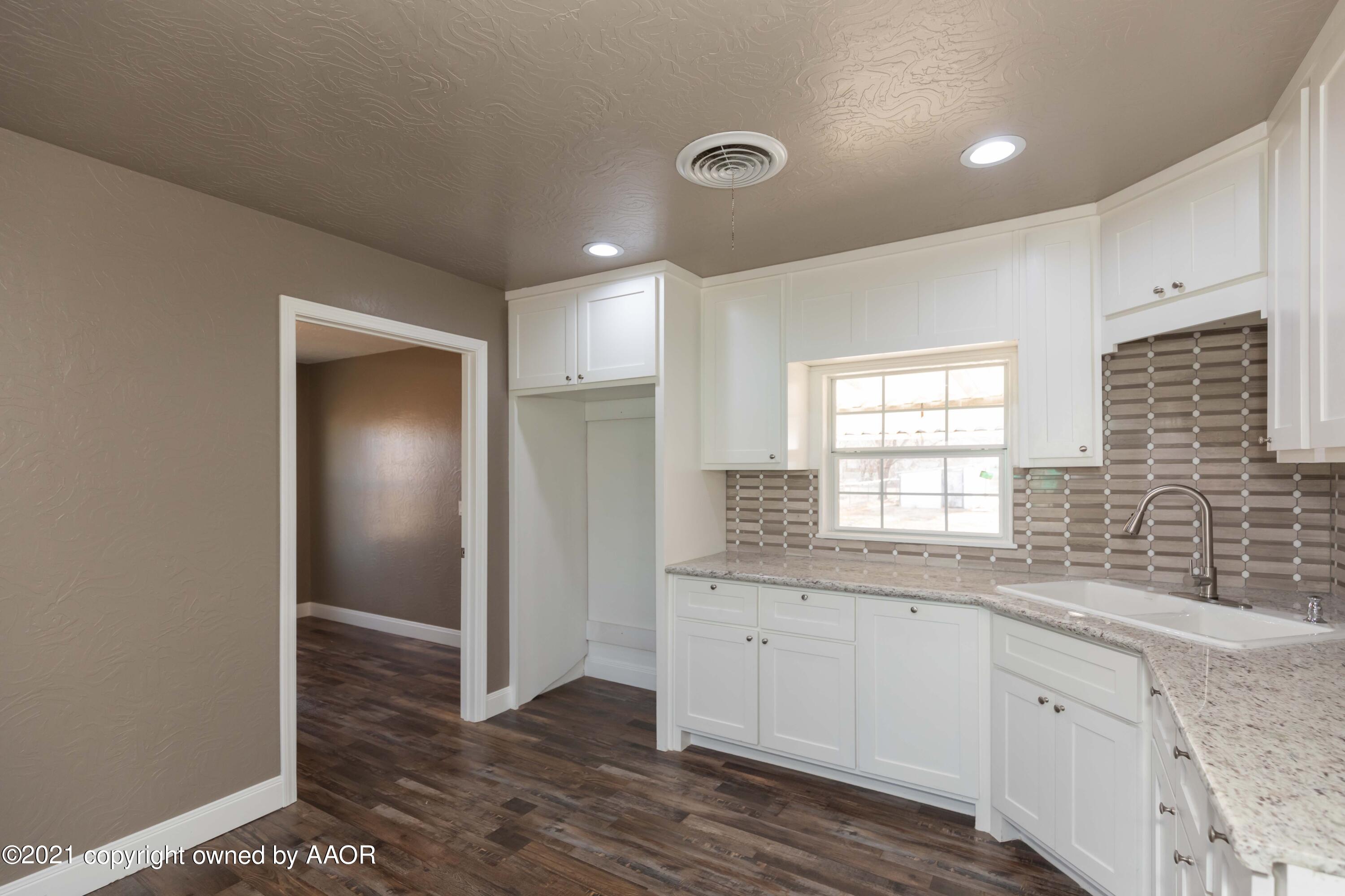2810 Ridgemere Boulevard Amarillo, TX 79107 - Photo 10 of 27 KITCHEN VIEW 3