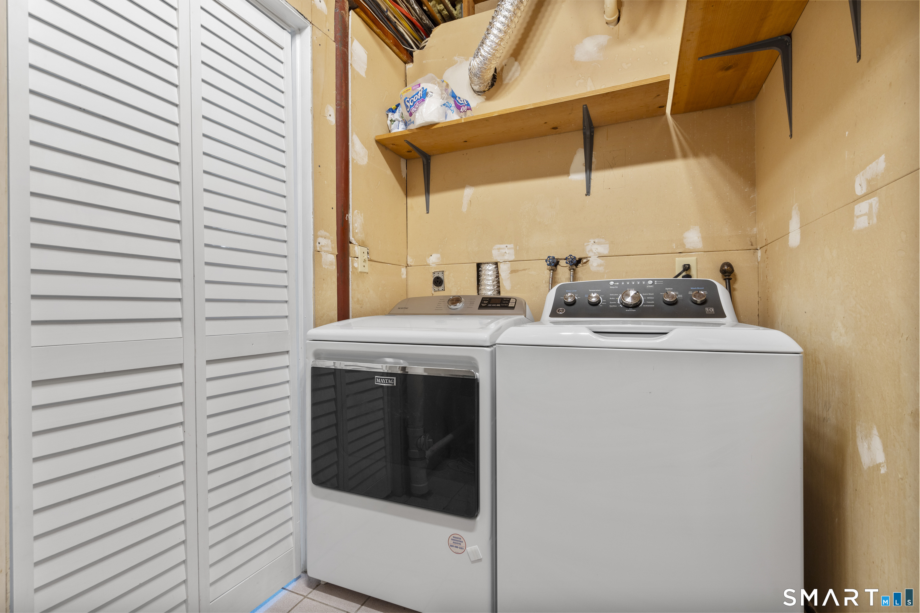 39 Joseph Lane Hamden, CT 06514 - Photo 33 of 40 a utility room with washer and dryer