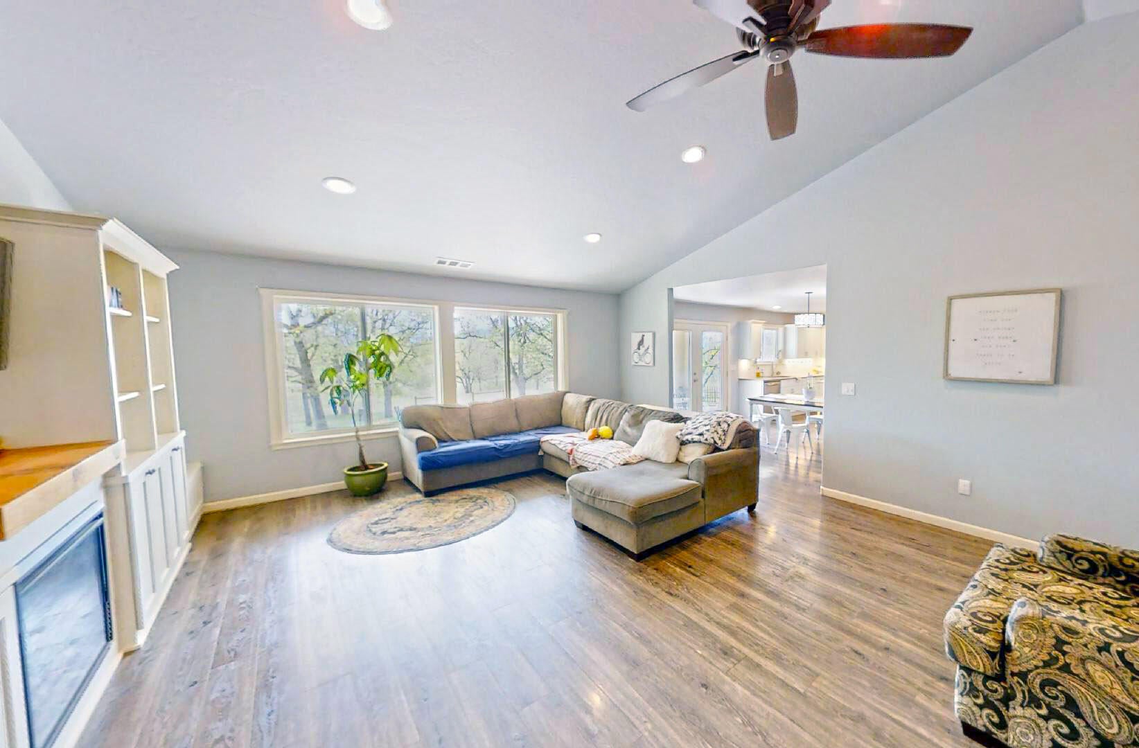 13822 Perry Road White City, OR 97503 - Photo 23 of 39 Spacious Common Area with Vaulted Ceilings