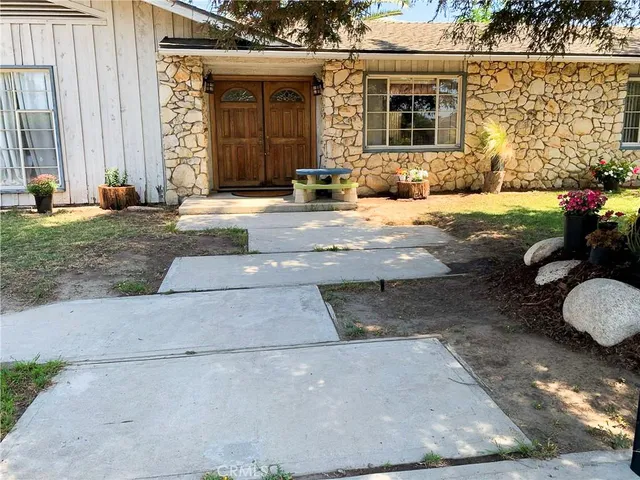 a view of a house with backyard and porch