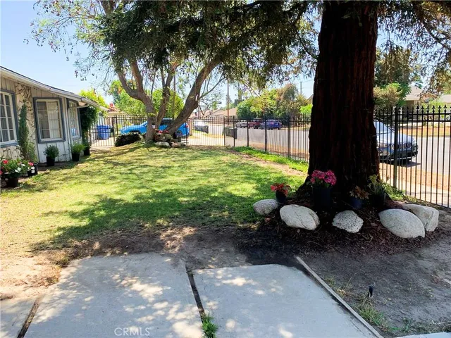 a view of a backyard with garden