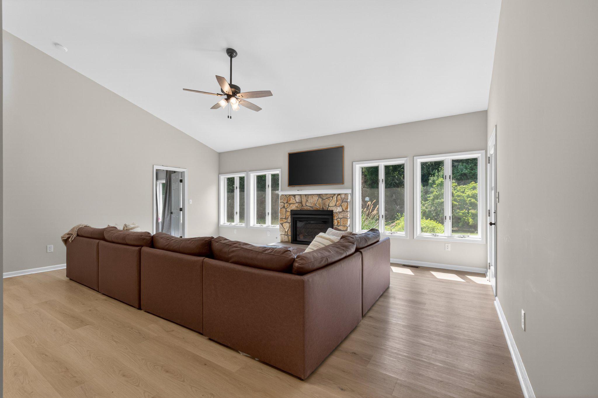 836 Hardingville Road Monroeville, NJ 08343 - Photo 20 of 58 Spacious second living area with natural light.