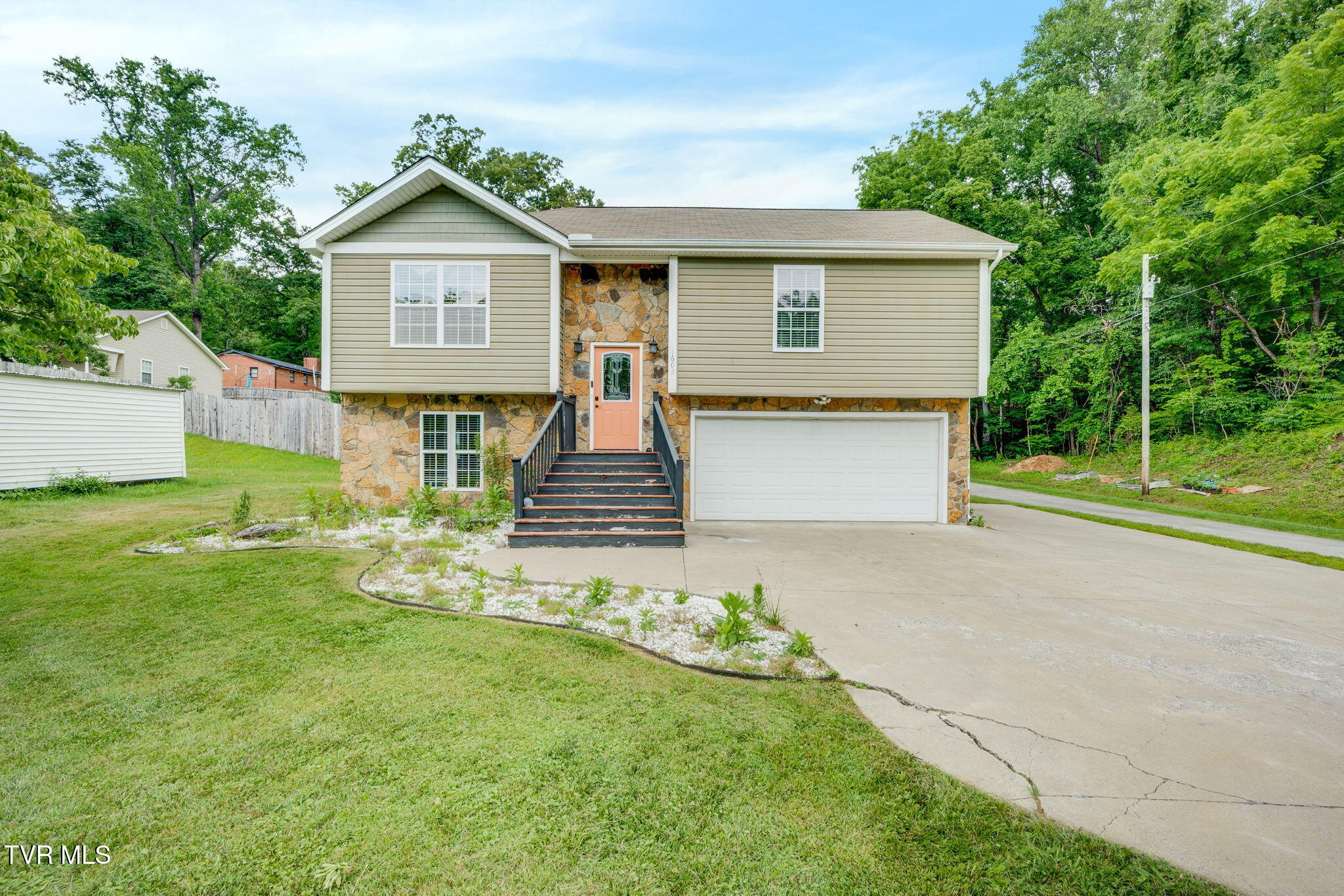 1603 Lone Oak Road Johnson City, TN 37604 - Photo 2 of 36 001