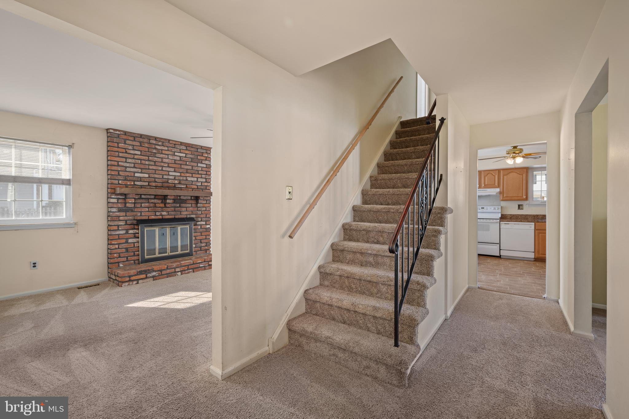 1 Hickory Circle Sewell, NJ 08080 - Photo 4 of 27 Foyer