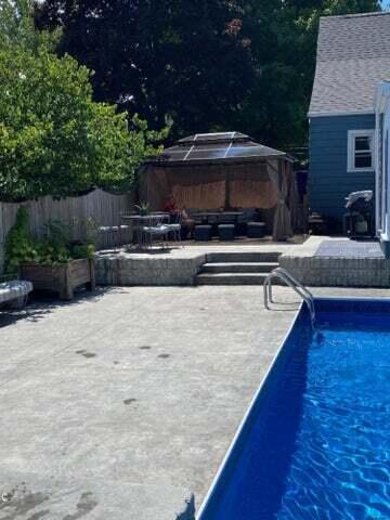 850 Upton Avenue Springfield, MI 49037 - Photo 3 of 22 Hot tub