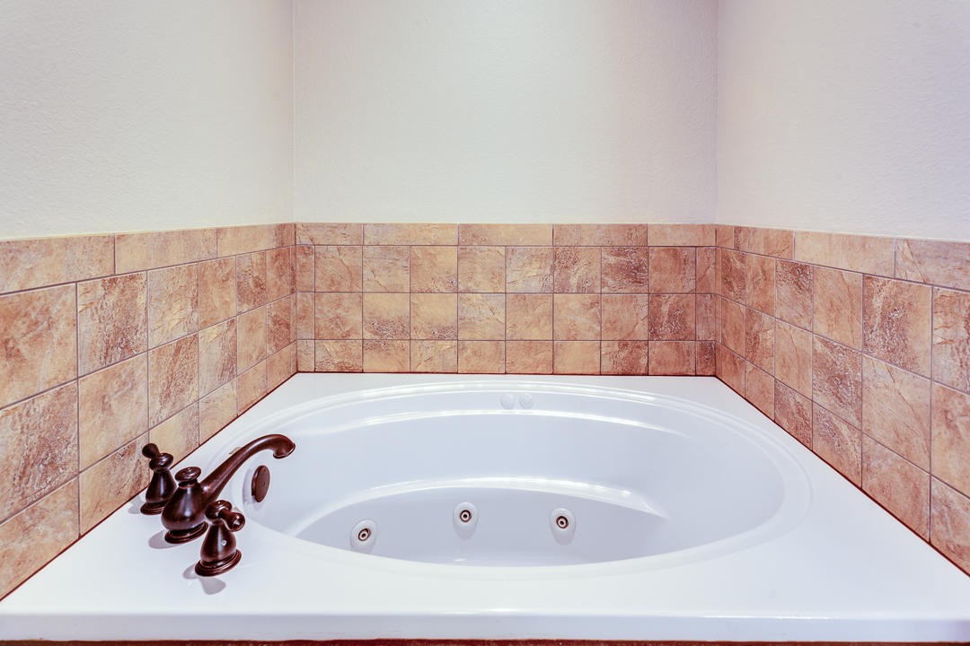 6067 Whisper Ridge Lane Corryton, TN 37721 - Photo 22 of 35 a bathroom with bathtub