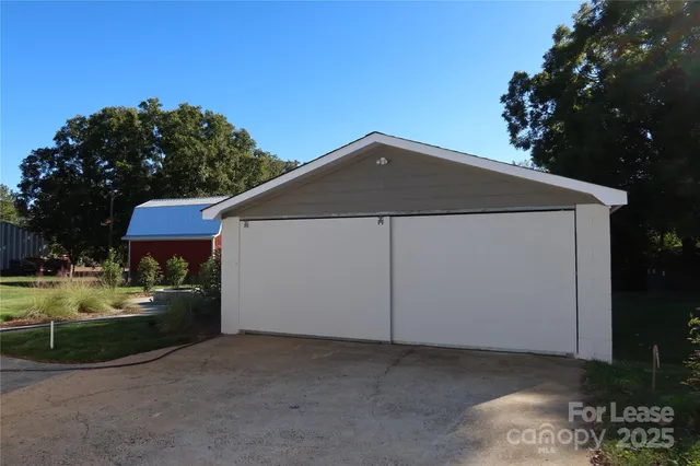 a view of a house with backyard