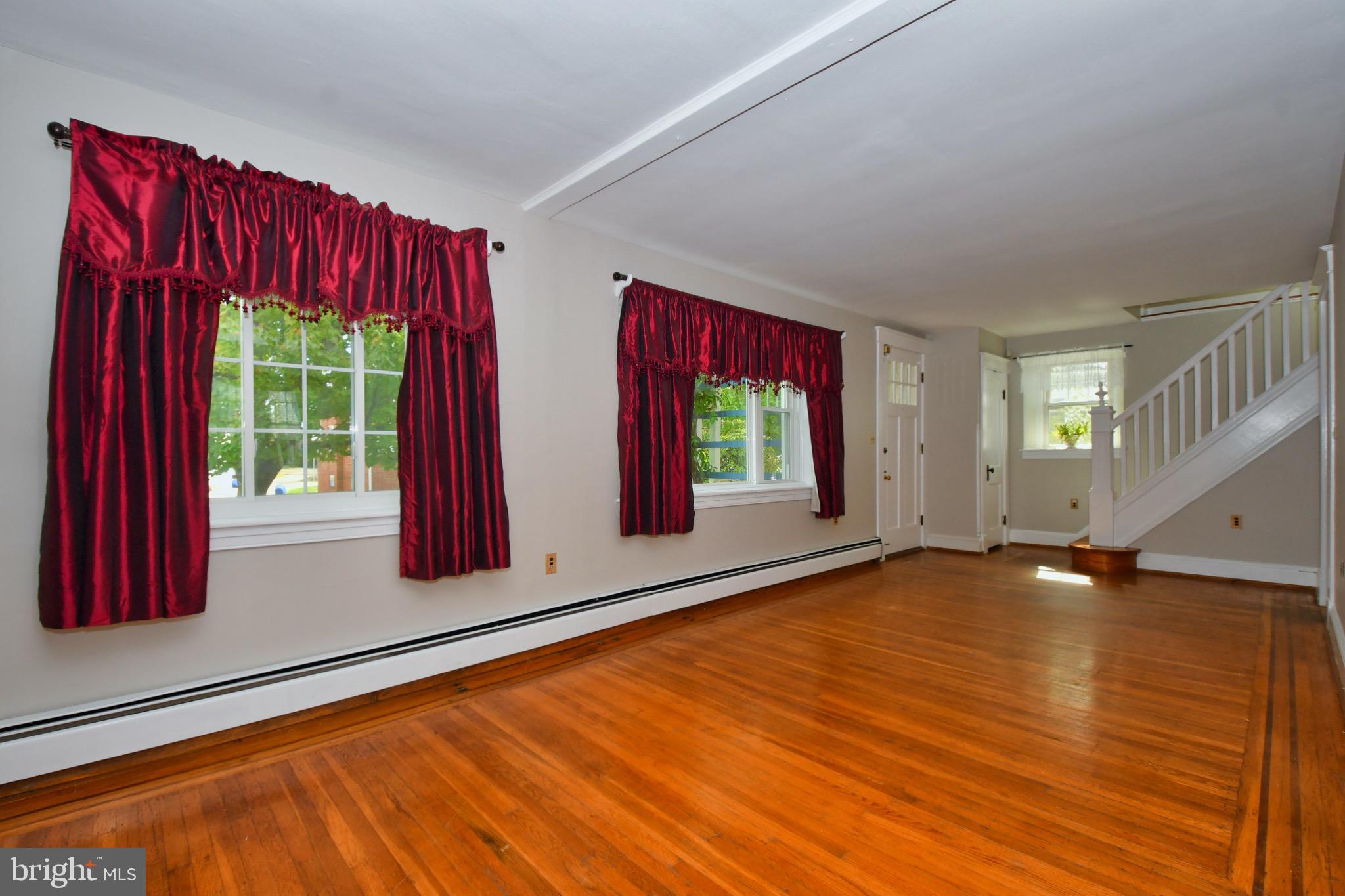 58 Broadship Road Baltimore, MD 21222 - Photo 3 of 40 Living room and entrance
