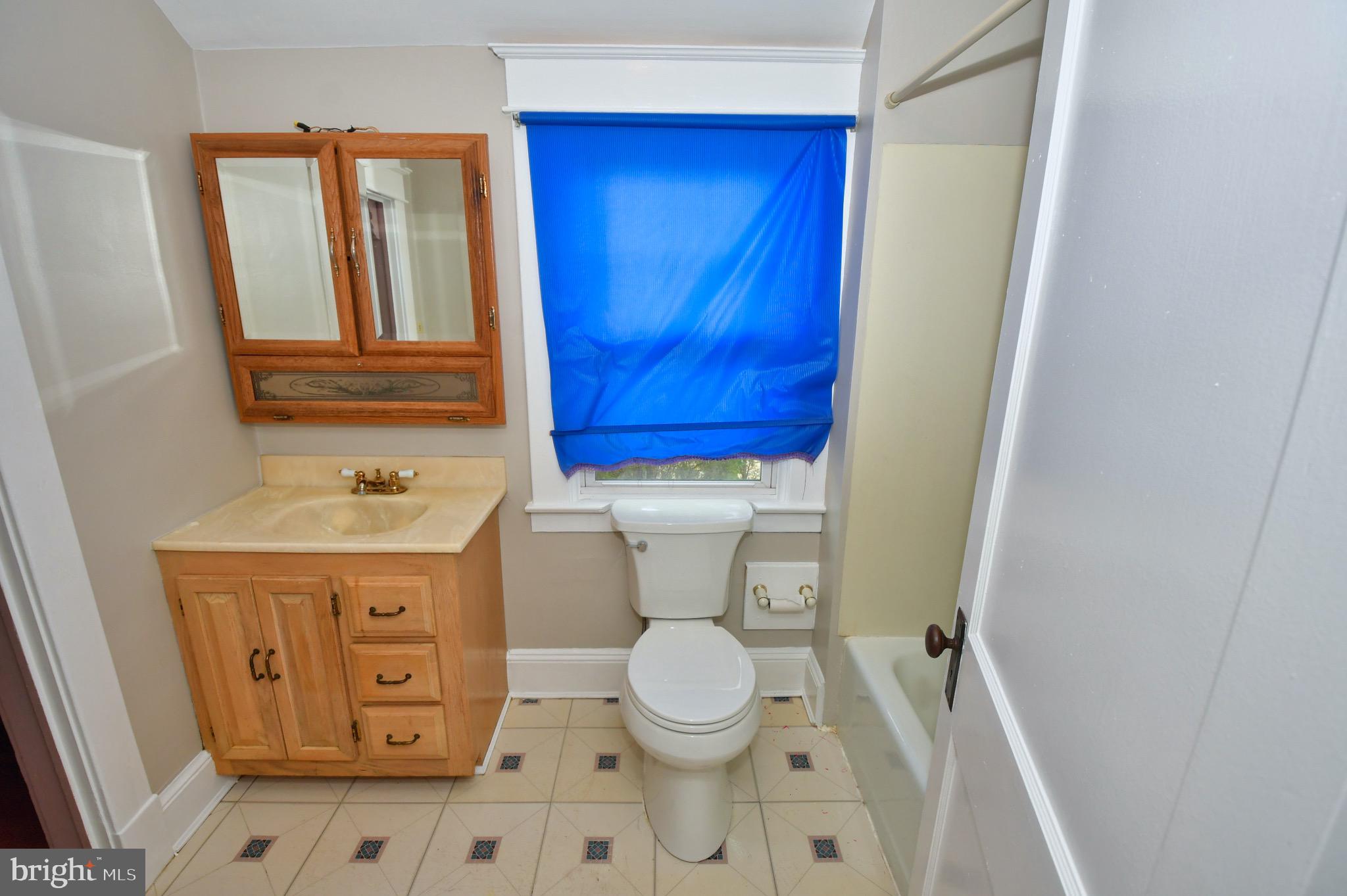 58 Broadship Road Baltimore, MD 21222 - Photo 23 of 40 2nd level hall bath