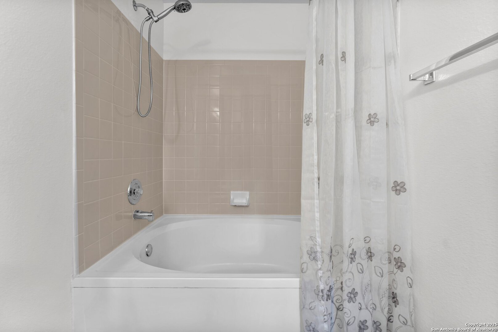 15515 Spring Summit San Antonio, TX 78247 - Photo 28 of 36 a bathroom with a tub and shower