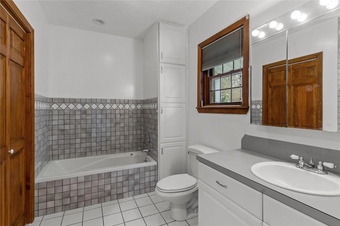 385 Olney Arnold Road Cranston, RI 02921 - Photo 11 of 50 Gallery Image 11