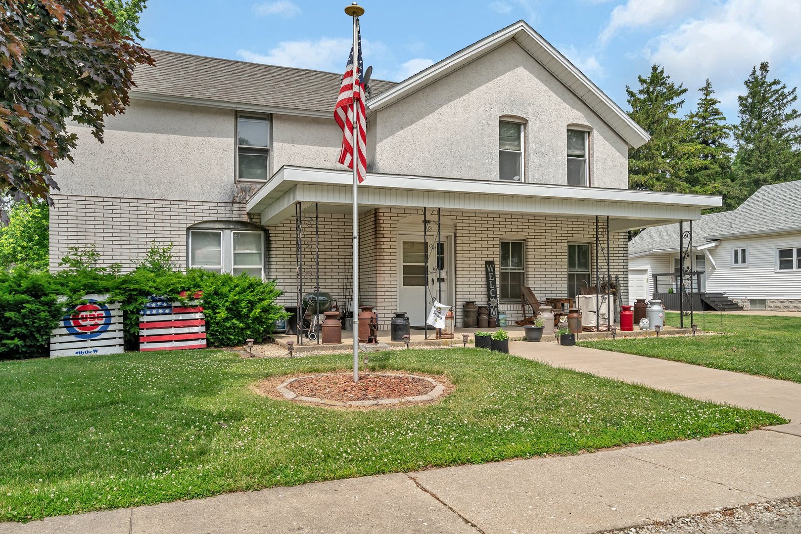 107 North Elm Street Gardner, IL 60424 - Photo 4 of 40 a front view of a house with entertaining space and garden