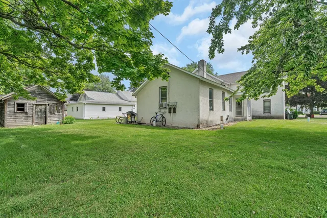 a view of a house with backyard and garden