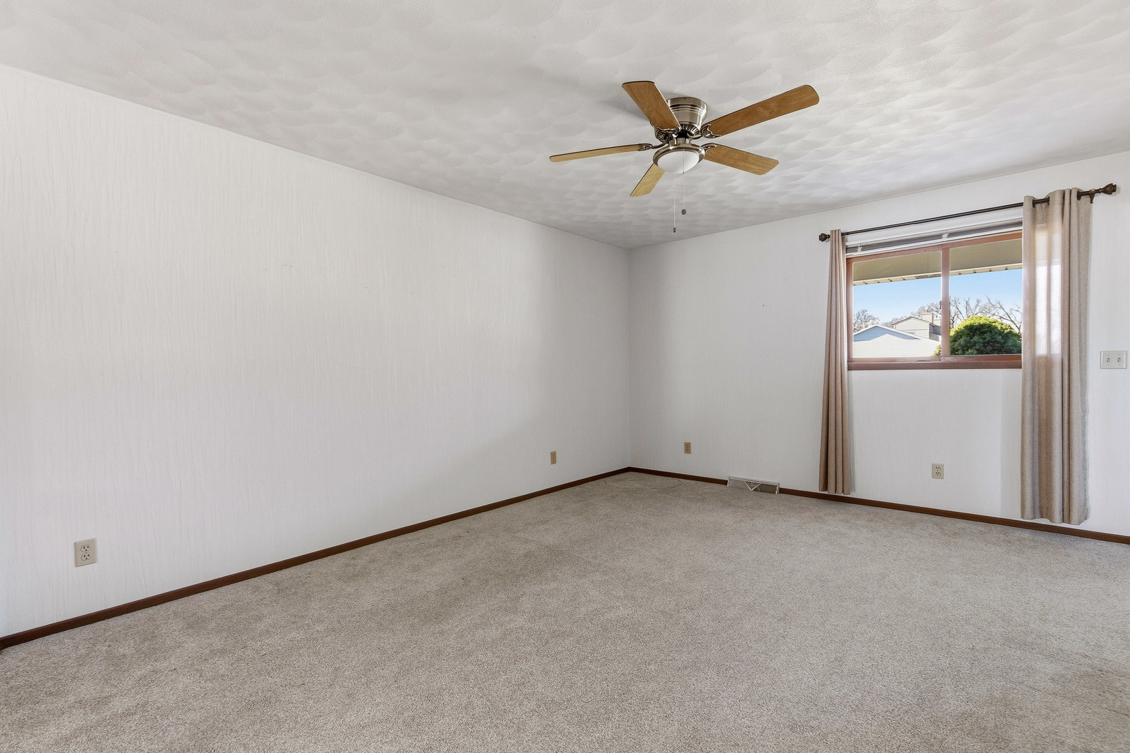 4704 9th Street, Unit 2 East Moline, IL 61244 - Photo 6 of 36