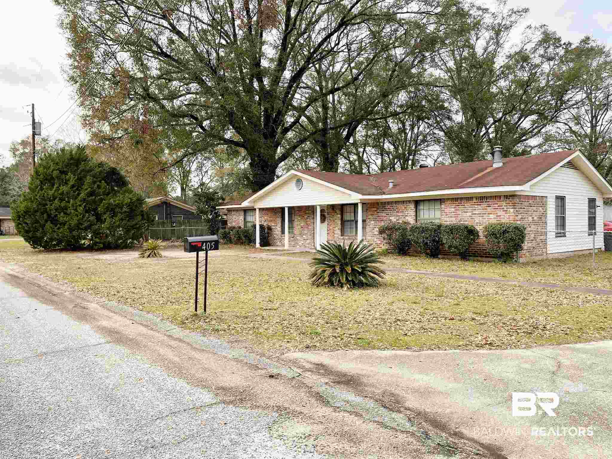 405 North Clark Circle Satsuma, AL 36572 - Photo 2 of 12
