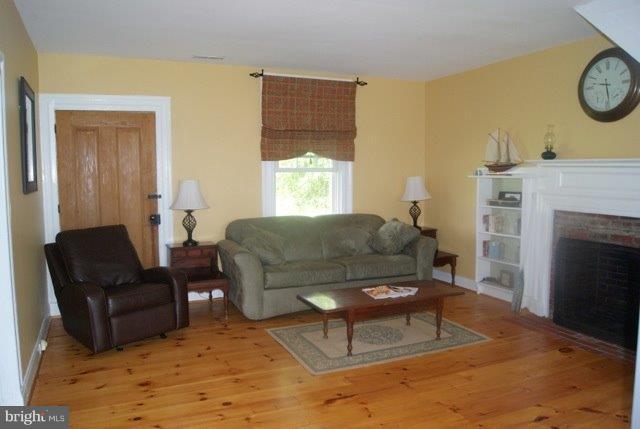 5609 Condon Road Cambridge, MD 21613 - Photo 16 of 27 Living Room