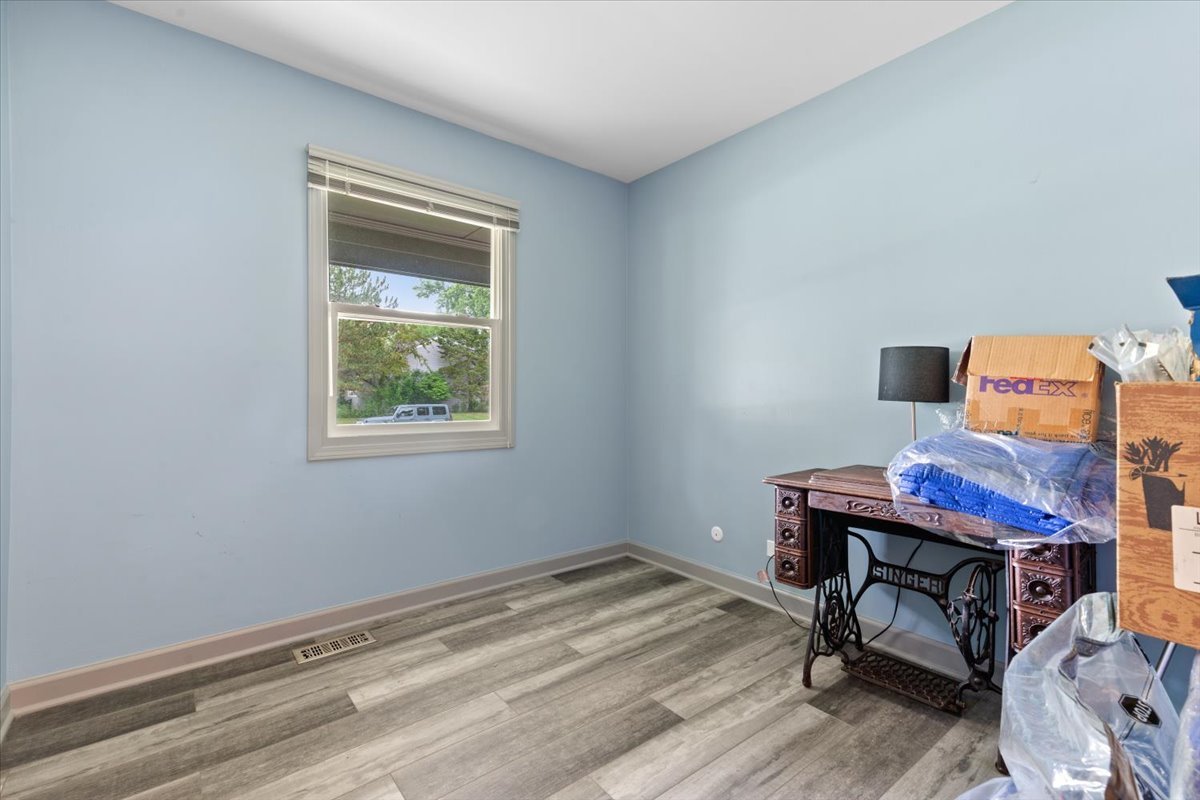 1011 Aspen Drive Buffalo Grove, IL 60089 - Photo 14 of 19 a workspace with furniture and a window