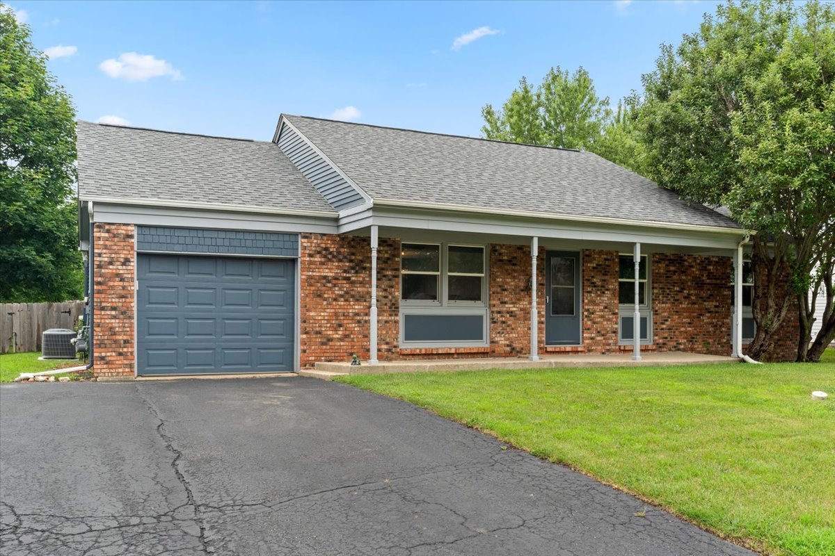 1011 Aspen Drive Buffalo Grove, IL 60089 - Photo 2 of 19 a house with a yard and garden