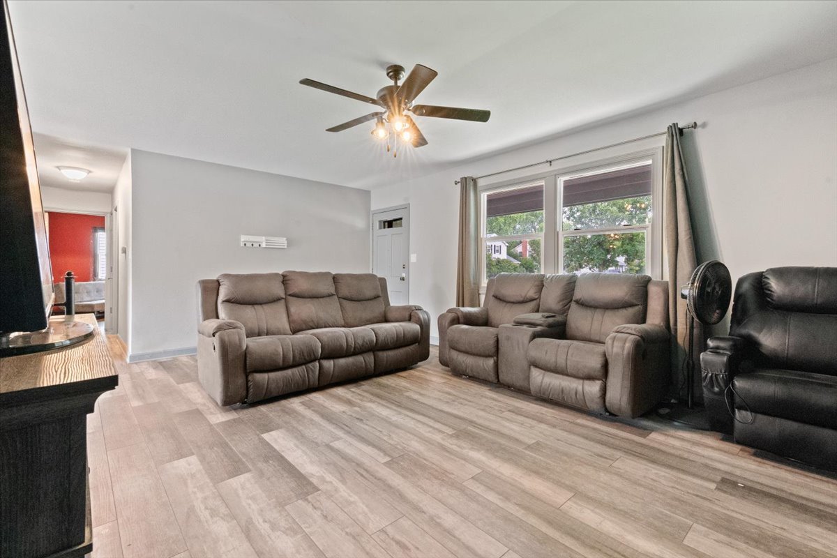 1011 Aspen Drive Buffalo Grove, IL 60089 - Photo 4 of 19 a living room with furniture and a large window