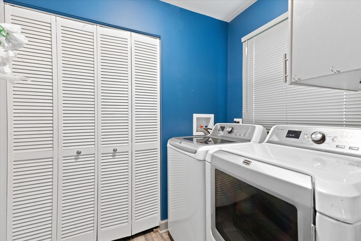 1011 Aspen Drive Buffalo Grove, IL 60089 - Photo 9 of 19 a utility room with dryer and washer