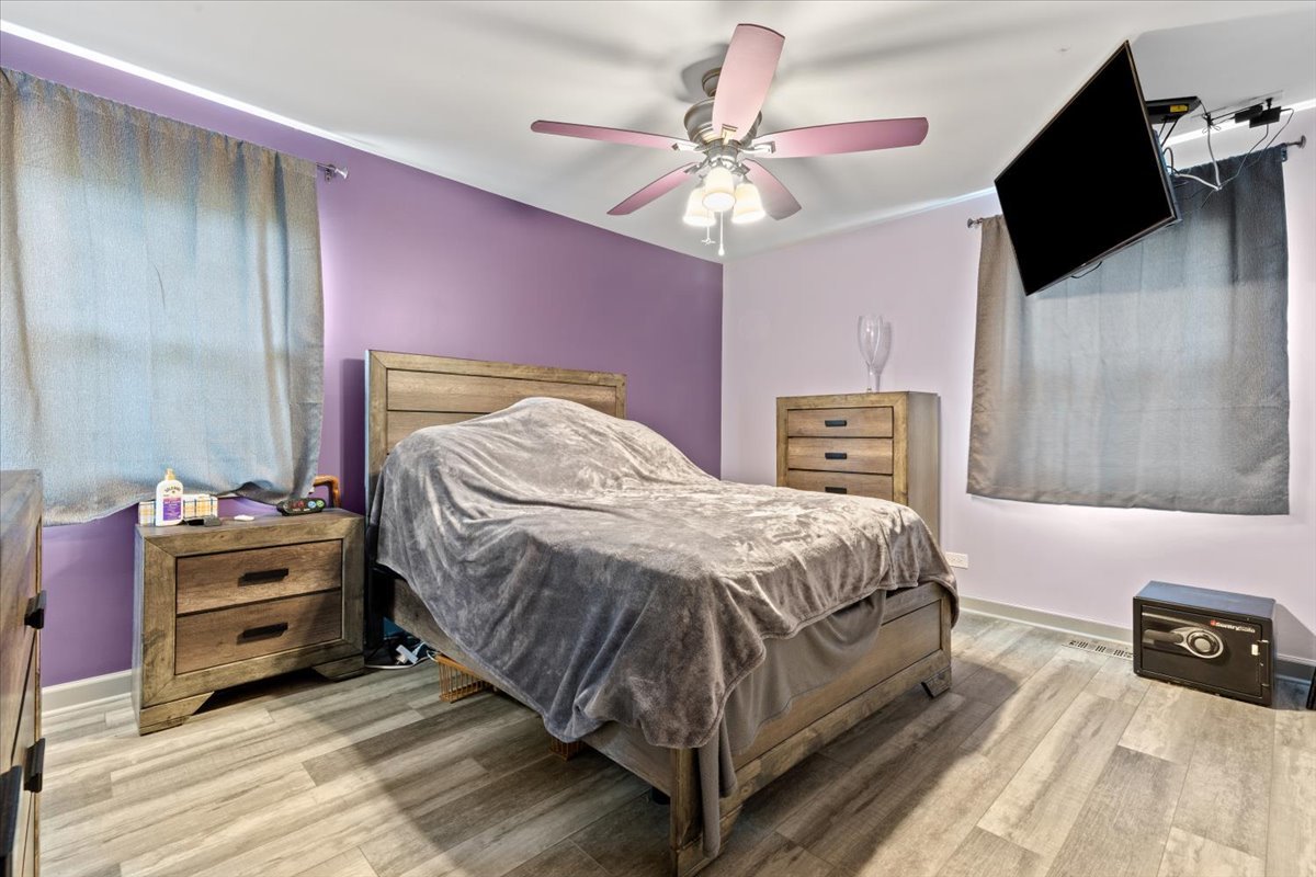 1011 Aspen Drive Buffalo Grove, IL 60089 - Photo 10 of 19 a bedroom with a bed and a flat tv screen on dresser