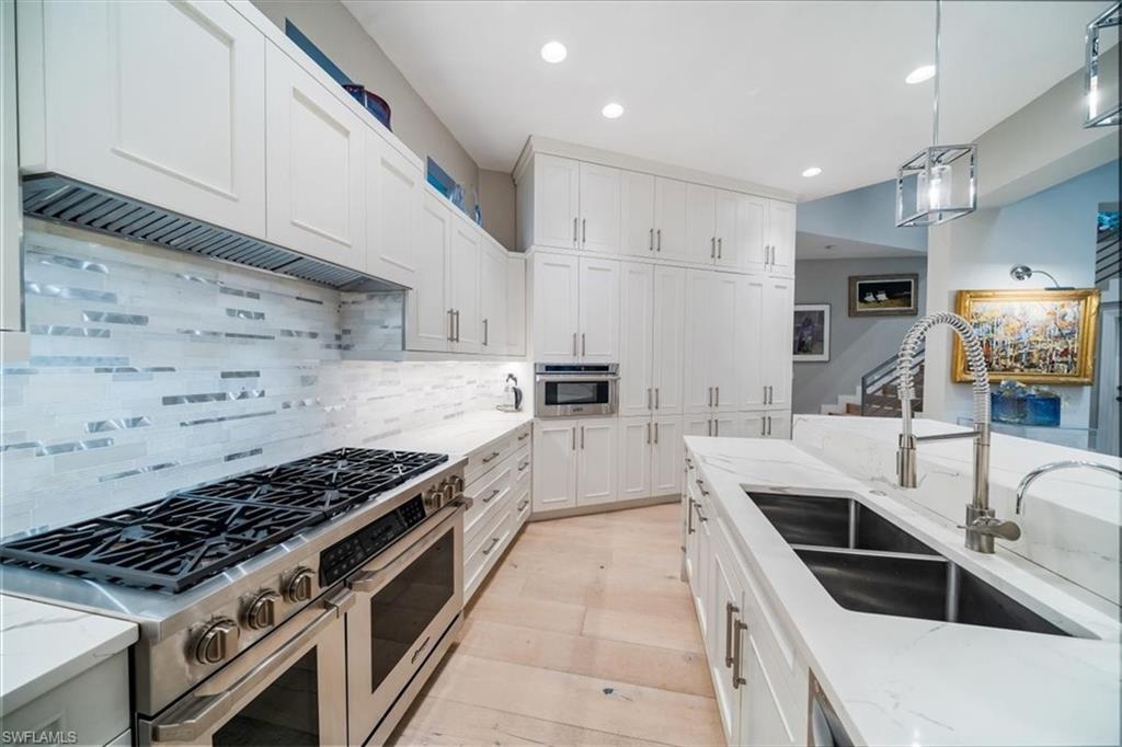 367 5th Avenue North Naples, FL 34102 - Photo 9 of 48 Gas range
