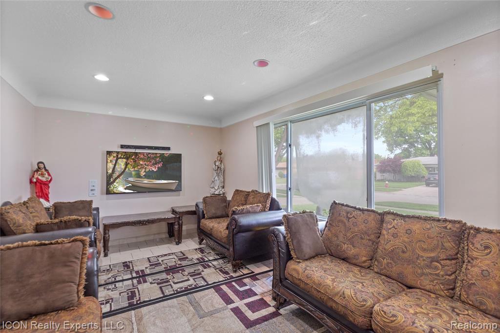 11498 Racine Road Warren, MI 48093 - Photo 3 of 29