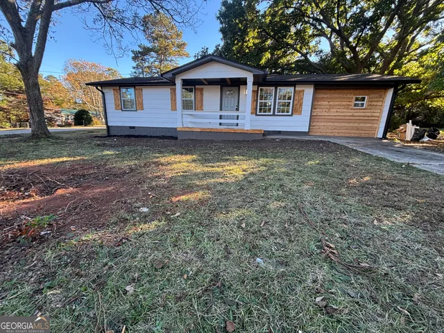 a view of a house with a yard