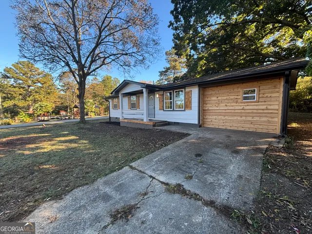a view of a house with a yard