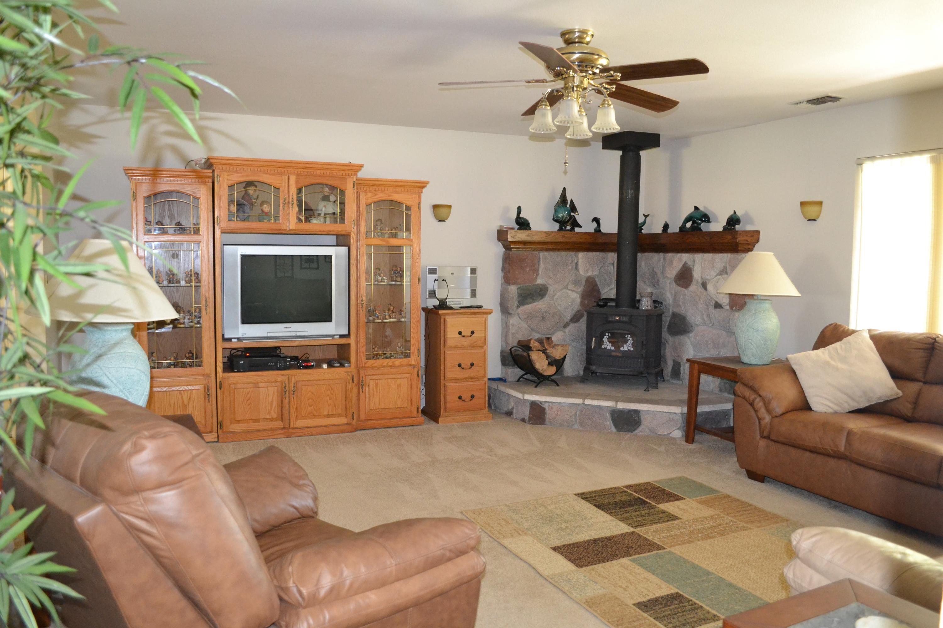 8634 Deschutes Road Palo Cedro, CA 96073 - Photo 3 of 24 Nice size living room