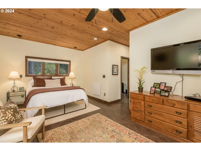 $2,985,000 | 818 Slagle Creek Road, Grants Pass, OR 97527