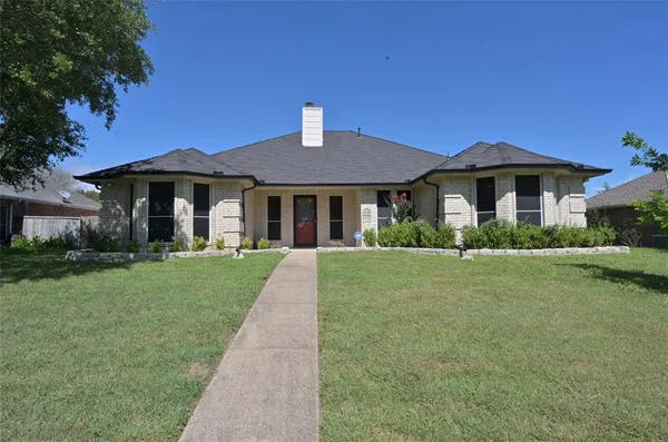 $2,095 | 211 Barbara Way, Red Oak, TX 75154