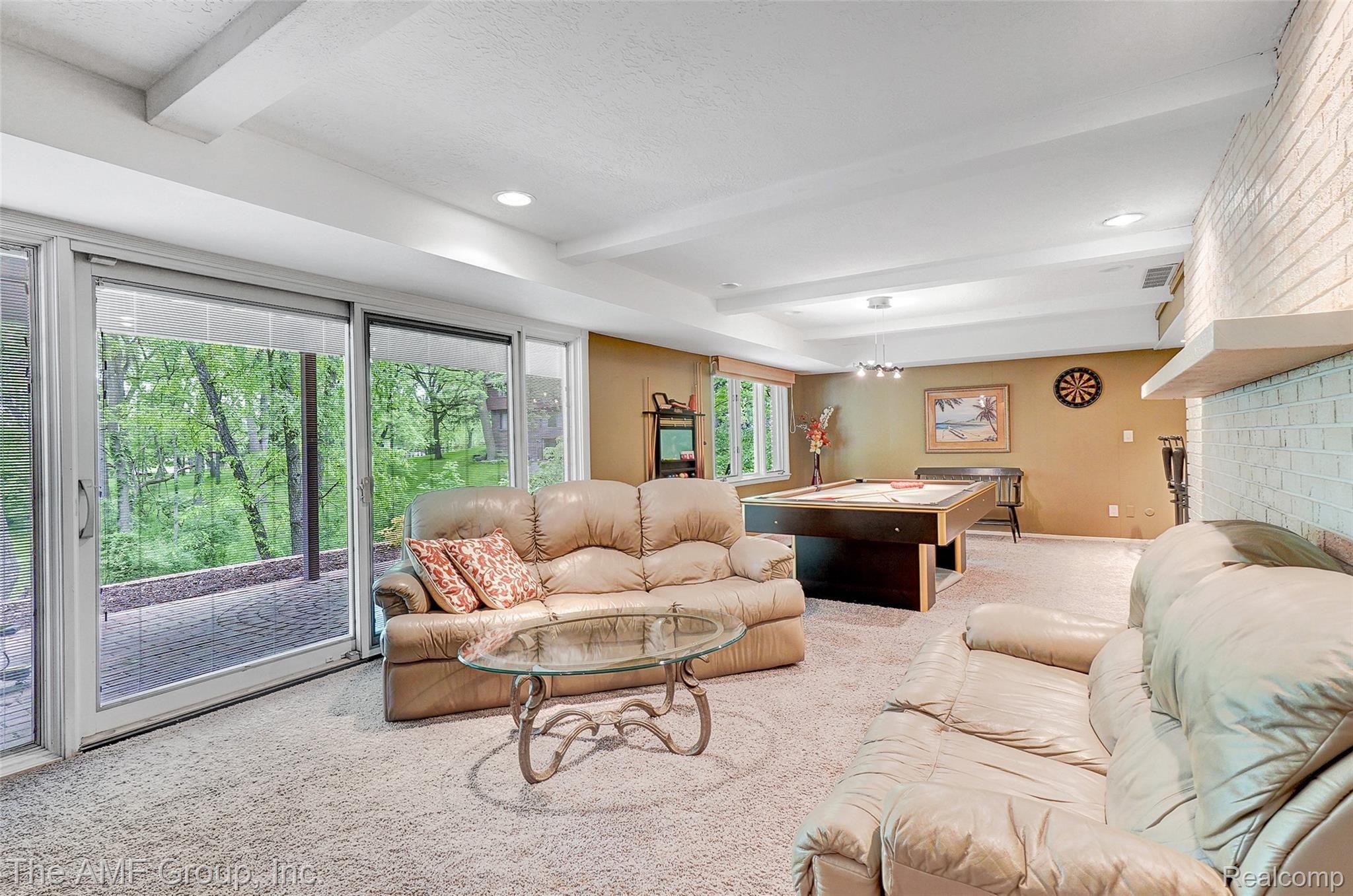 2695 Dutton Road Rochester, MI 48306 - Photo 18 of 41 Family room.