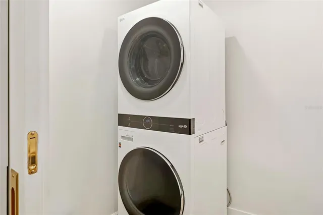 a close up view of a washer and dryer