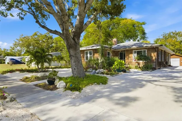 a view of a front of house with a yard