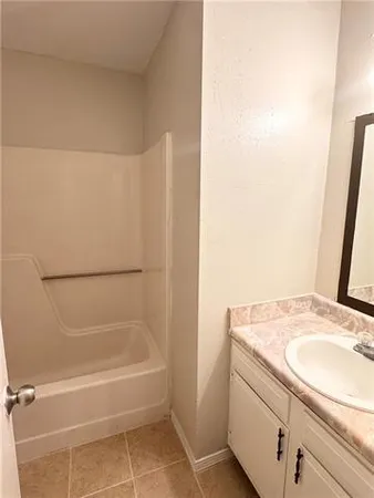 $1,000 | 905 Linda Lane, Unit E, Laplace, LA 70068