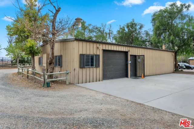a view of a back yard of the house