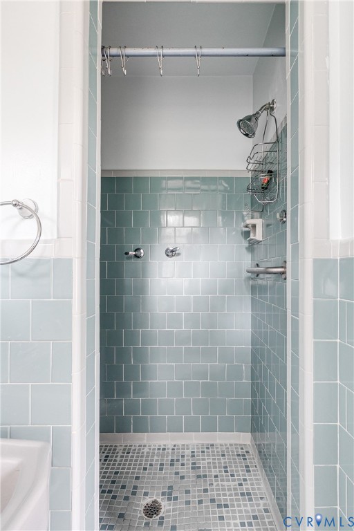 7402 Three Chopt Road Richmond, VA 23226 - Photo 16 of 25 Full bath with shower attached to primary bedroom