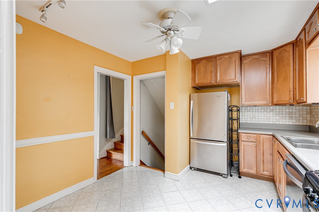 7402 Three Chopt Road Richmond, VA 23226 - Photo 9 of 25 Eat-in kitchen - gas cooking and stainless applian