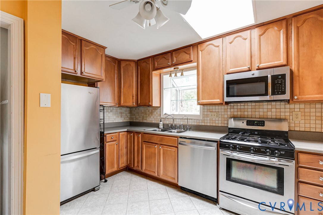 7402 Three Chopt Road Richmond, VA 23226 - Photo 10 of 25 Eat-in kitchen with gas cooking and stainless appl