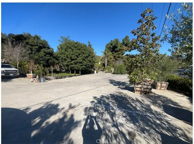 a view of a backyard