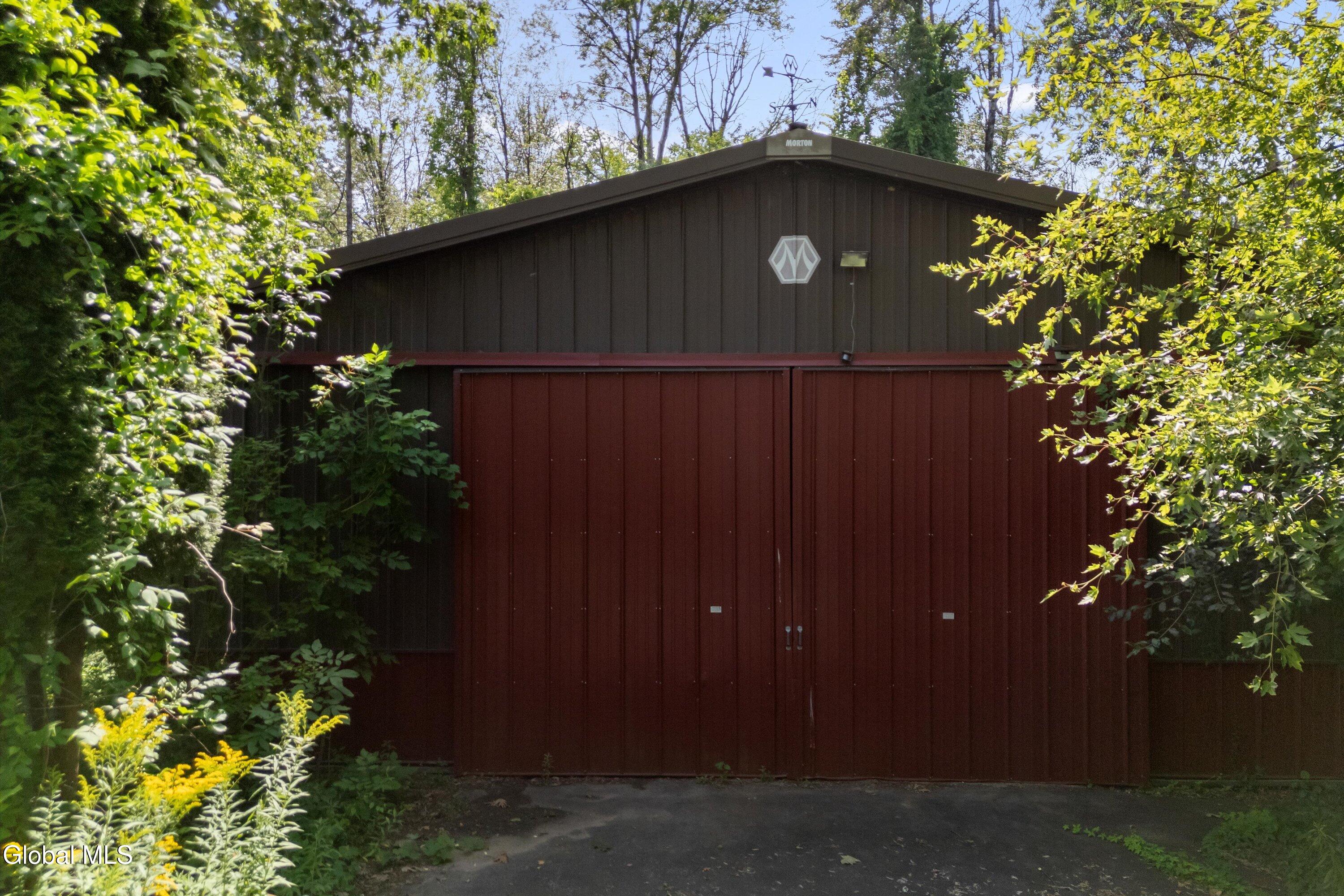 2130 Rowley Rd - Garage