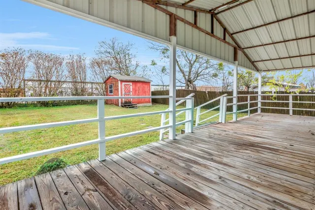 a view of a tennis court