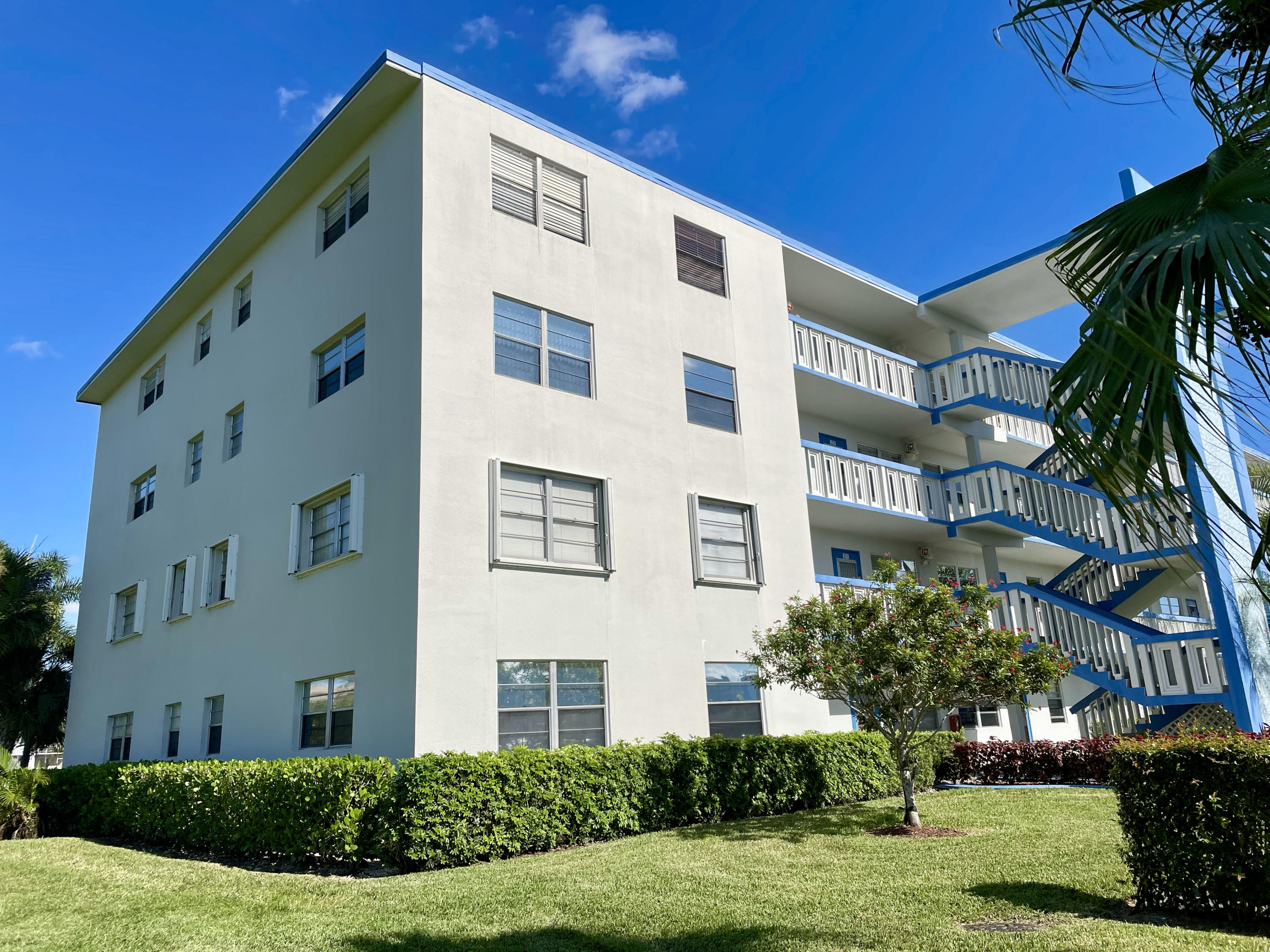 4019 Lincoln A Boca Raton, FL 33434 - Photo 34 of 36 a front view of a building with garden