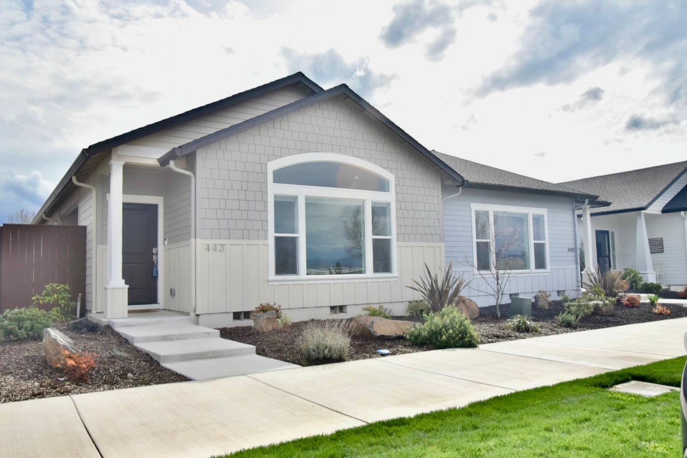 443 South Haskell Street Central Point, OR 97502 - Photo 1 of 18 Primary Photo